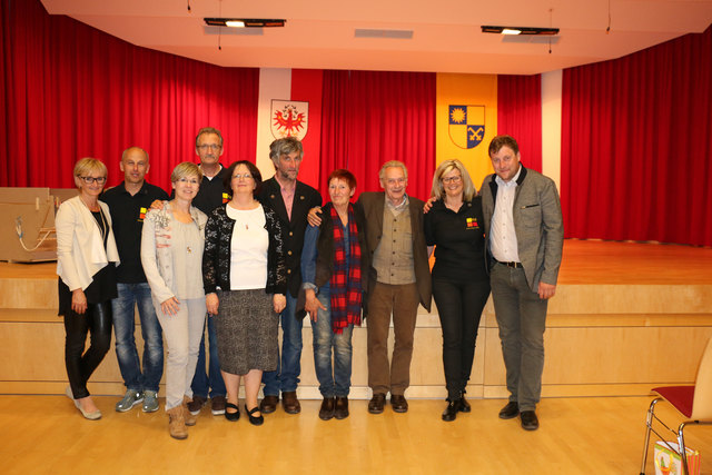 Gelungene Premiere: Kabarettist Toni Wille mit Felix Mitterer, Bgm. Florian Klotz und den Mitgliedern des Kulturvereins. | Foto: Kulturverein Ladis