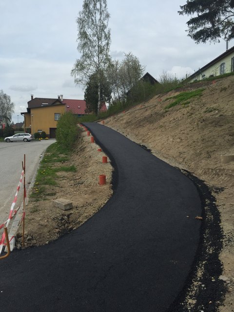 Der neue Kirchenweg wurde vergangene Woche asphaltiert.