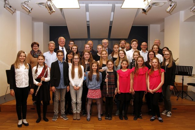 Bürgermeister Dr. Reinhard Resch, Elternvereinsobmann und Gemeinderat Mag. Klaus Bergmaier und Musikschuldirektor Dr. Hubert Pöll gratulierten den erfolgreichen „Prima la Musica“-Preisträger.