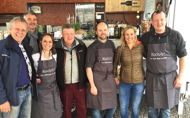 Wochenmarktler und Kochkünstler bei der "KochArt-Foodtruck" Eröffnung: Klaus Salvenmoser, Kurt Tropper, Katie Tropper, Hans Baierl, Andi Lechner, Marije Moors und Michael Grafl (v. li.)
