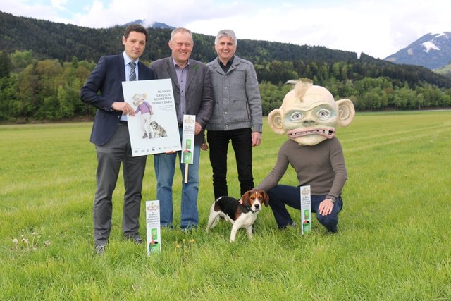 Setzen sich gemeinsam für die Sensibilisierung von Hundebesitzern ein (vlnr): Bauernbunddirkektor Dr. Peter Raggl, Bauernbundobmann-Stv. und Bezirksbauernobmann IL, Ing. Thomas Schweigl, Leiter der Öffentlichkeitsarbeit ATM, Ing. Alexander Würtenberger und Herr „Grauslig“ mit Hund.