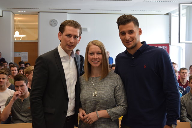 Integrationsminister Sebastian Kurz mit Integrationsbotschaferin Maria Danilova und Integrationsbotschafter Slaven Dujakovic