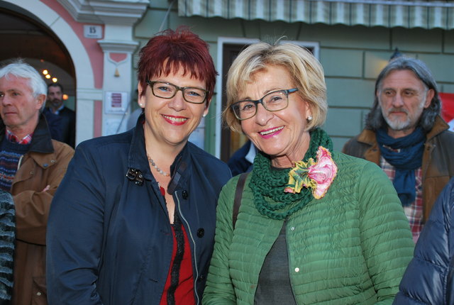 Vizebürgermeisterin Heidi Penker mit Margarethe Miklautz