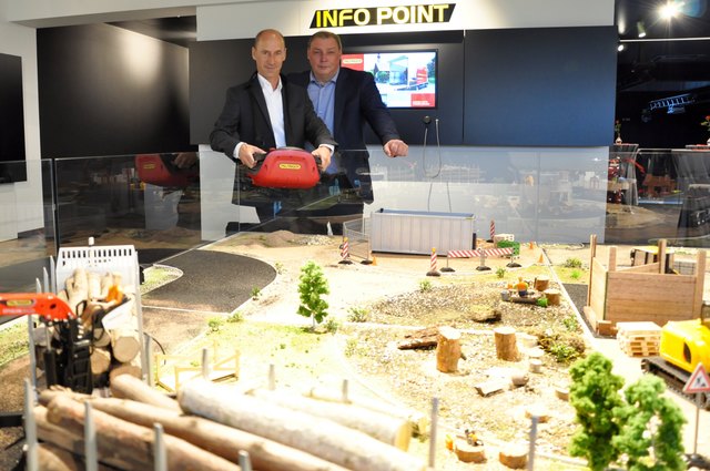 Auch Hubert Meschnark, Head of Corporate Marketing, und Konzernsprecher Hannes Roither können den Modellen nicht widerstehen.