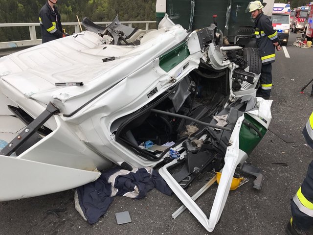 Durch den Aufprall wurde der Lkw des Kärntners völlig zerstört | Foto: FF St. Andrä