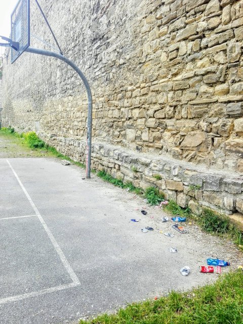 Foto: Gabriella Bösze, Dosen, Flaschen, Zigarettenpackungen, Zünder...Müll überall