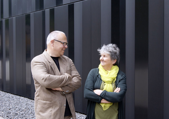 Christine Bauer mit ihrem – ebenfalls bei der Biennale di Venezia vertretenen – Künstlerkollegen Herbert Egger aus Peuerbach.