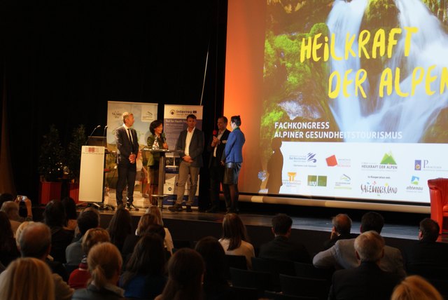 Medizinische Privatuniversität) und Mag Gabriella Squarra (Bayrische Heilbäder) eröffneten den alpinen Fachkongress "Heilkraft der Alpen" im Kongresshaus St. Johann.