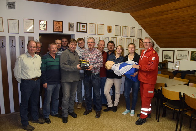 Kdt. OBI Rudolf Kilzer und ZugsKdt. Hannes Staber von der FF Kreuzen (halten den Defi) und Mitglieder der Feuerwehr, sowie für das Rote Kreuz Balthasar Brunner