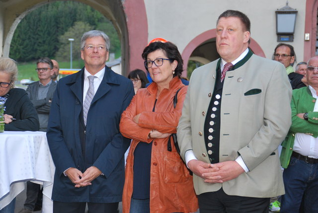 Landeshauptmann Peter Kaiser mit Gattin und Bürgermeister Josef Jury