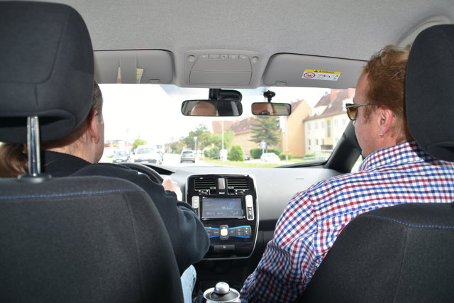 Augen auf den Verkehr: Thomas und Kröll.