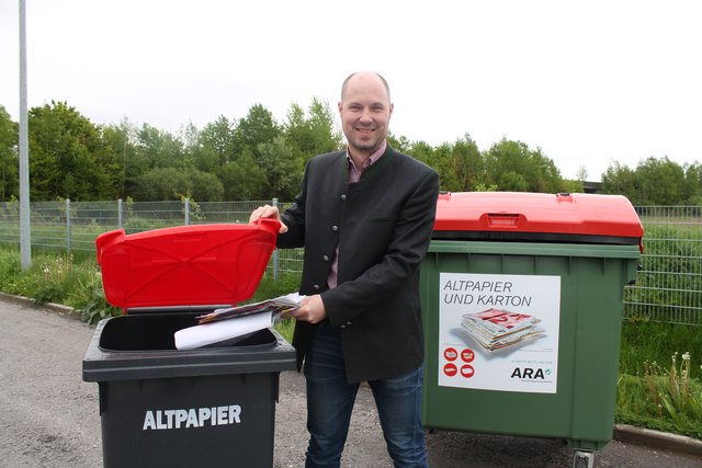 Michael Reiter, Verbandssekretär des Bezirksabfallverbands Perg, mit den Roten Tonnen in zwei Größen: Für Einfamilien- und Mehrparteienhäuser.