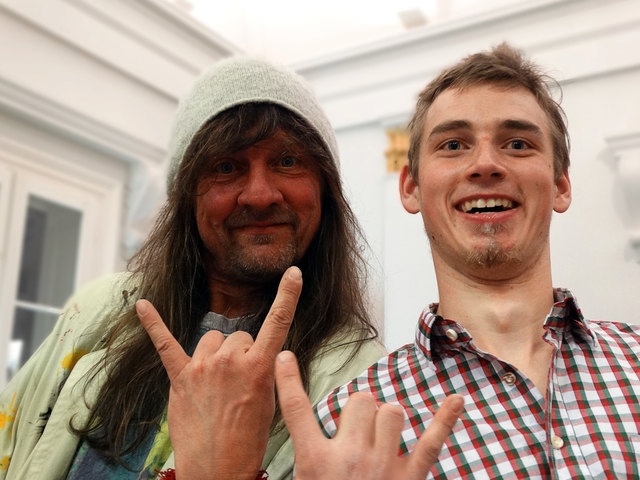 B.S. Stucka mit einem der Künstler von der Tagesheimstätte Bad Ischl.