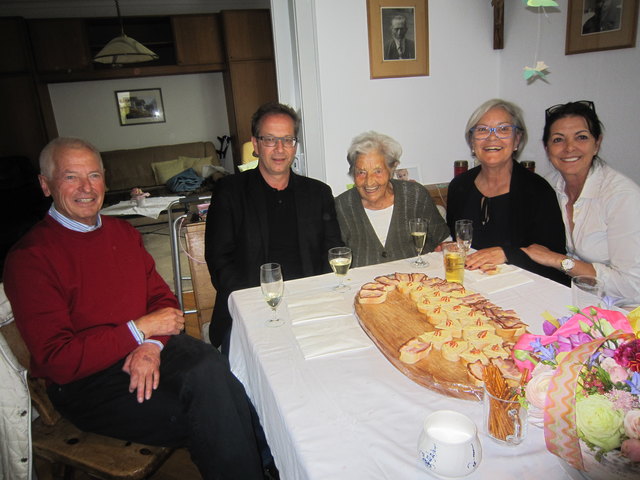 Jubilarin Aloisia Öhler mit Bgm. Wolfgang Jörg und ihren Kindern Ingo, Waltraud und Andrea.
