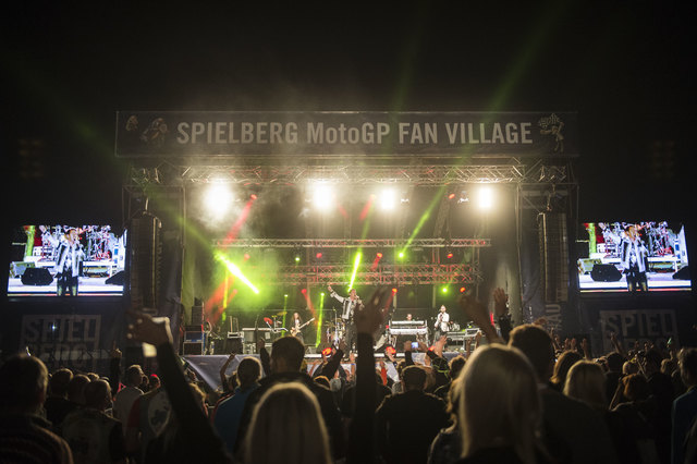 Im Fan Village gibt es Open Air-Konzerte. Foto: Red Bull/Zangrando