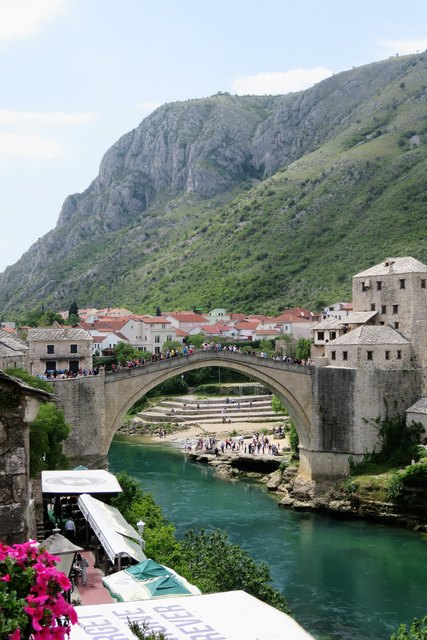 Stari most (deutsch Alte Brücke) ist das namensgebende Wahrzeichen der Stadt Mostar in Bosnien-Herzegowina. Die Brücke überspannt die Neretva und verbindet den mehr bosniakisch geprägten Ostteil mit dem stärker kroatisch geprägten Westteil der Stadt. Weitere Fotos der Reise siehe Fotogalerie "Perlen der Adria" https://www.meinbezirk.at/villach/reisen/perlen-der-adria-d2111140.html