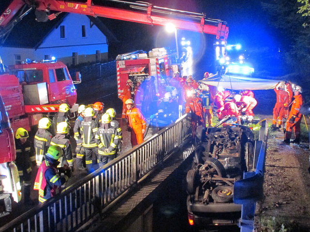 Einsatzkräfte befreiten den eingeklemmten Fahrzeuglenker und bargen dessen Pkw.