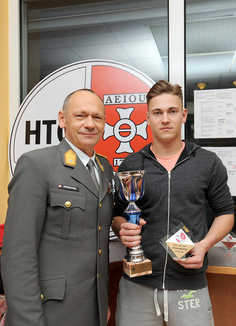 Brigadier Pronhagl mit Rekrut Jan Jagenbrein.