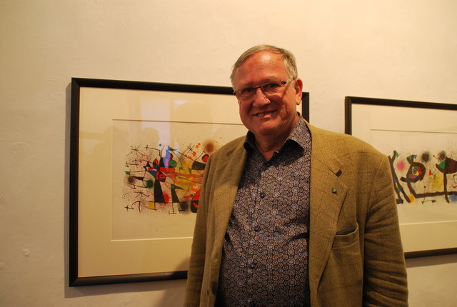 Heinrich Gerber, Bürgermeister von Baldramsdorf, zeigt sich kunstinteressiert