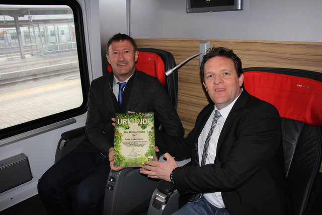 René Zumtobel (re.), ÖBB Regionalmanager für Tirol, überreichte dem Geschäftsführer der ILF Consulting Engineers, Bruno Mattle, eine Urkunde mit einem großen Dankeschön für die Treue zur ÖBB