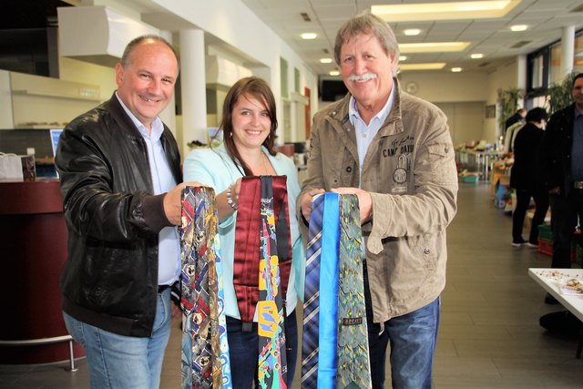 Krawatten für den guten Zweck: BR Peter Samt, GR Michaela Reisinger und GR Peter Muchitsch engagierten sich beim Flohmarkt für eine Familie aus Fernitz-Mellach.
