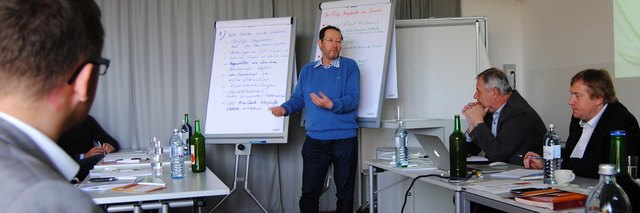 Präsentation des Ergebnisses der 3. Gruppe - Sprecher: Mag. Frederick Robertson.