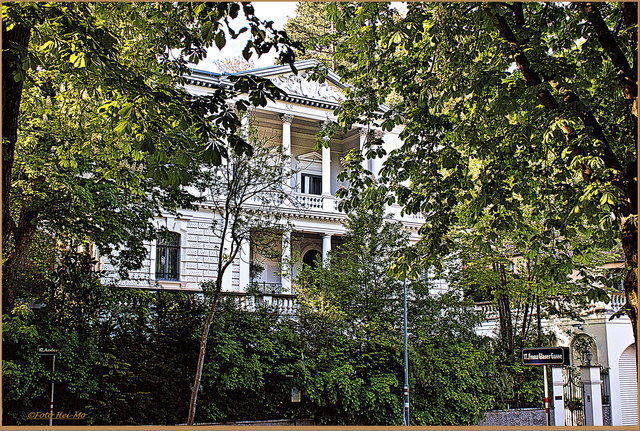 Direkt an der Stiege findet sich schon eine herrliche Villa.
