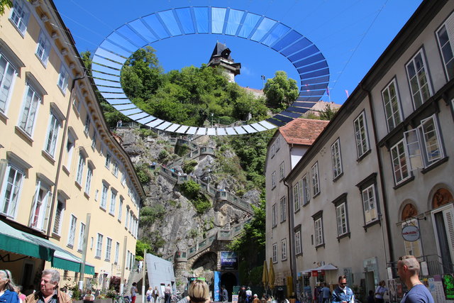 Herrlicher Blick vom Hauptplatz zum Uhrturm.