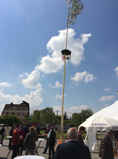 Maibaum in Mannswörth bei Eröffnungsfest