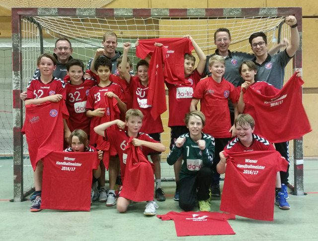 Das erfolgreiche U 11-Team der Handballer des WAT Fünfhaus mit dem Trainerteam und den Leibchen nach dem Gewinn des Wiener Meistertitels