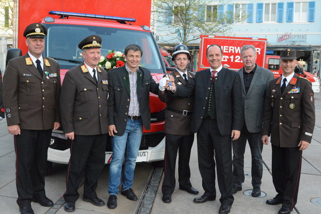 (li.) Abschittskommandant Josef Plank, Berreichsfeuerwehrkommandant OBR Johann Preihs, Vize- Bgm. Reinhard Hofer, Maschinenmeister LM d.F. Gerhard Hermann, Bürgermeister Christoph Stark, Vize-Bgm. Peter Schiefer und Ortsfeuerwehrkommandant HBI Jürgen Hofer bei der Schlüsselübergabe des neuen Ölschadensfahrzeuges.