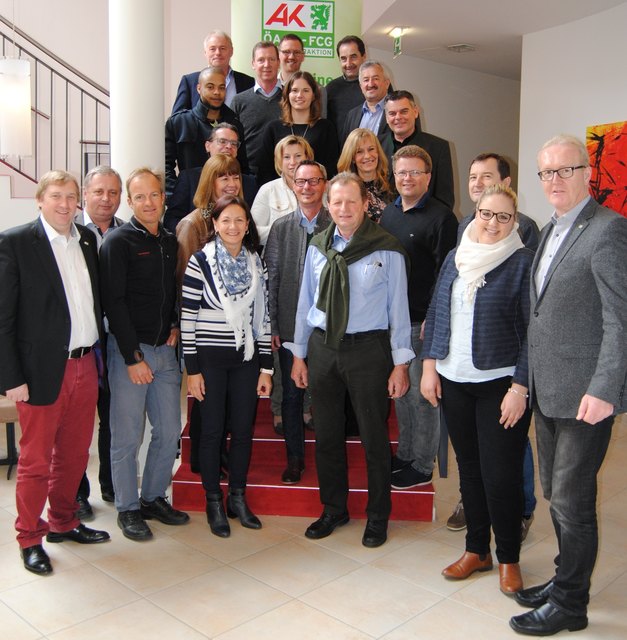 Insgesamt waren 24 ÖAAB-FCG Kammerräte und Funktionäre bei der Klausur. Mag. Günter Triebel (2.v.li.) hielt einen Vortrag über seinen Extremlauf durch den größten Salzsee in Bolivien.