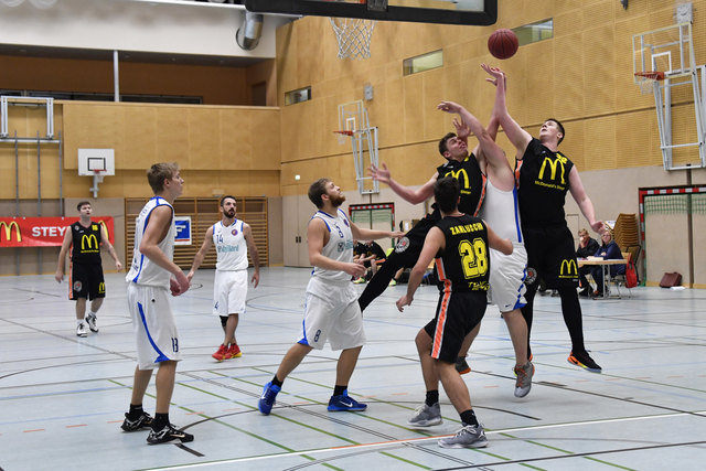 Kampf um jeden Ballbesitz unter dem Korb