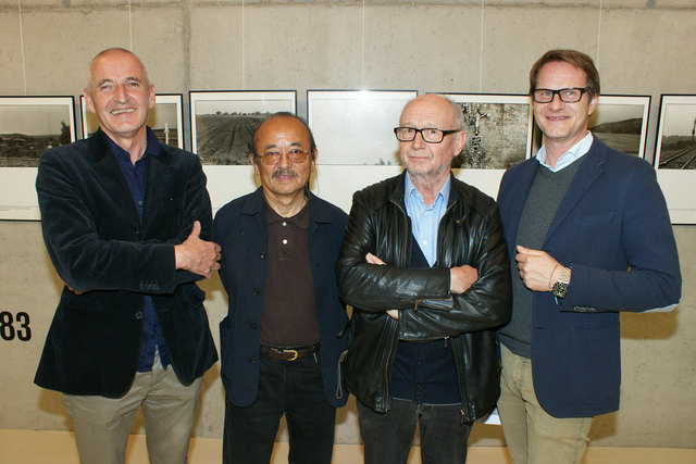 Franz Brugner, die Fotokünstler Seiichi Furuya und Manfred Willmann sowie Bgm. Marcus Martschitsch (v.l.).