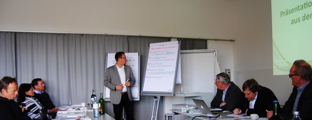 Präsentation des Ergebnisses der 1. Gruppe - Sprecher: Thomas Kraus.