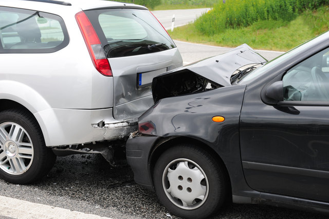 Eine 20-Jährige Autofahrerin kracht ein einen Pkw vor ihr, der wegen einem Lkw angehalten hatte.