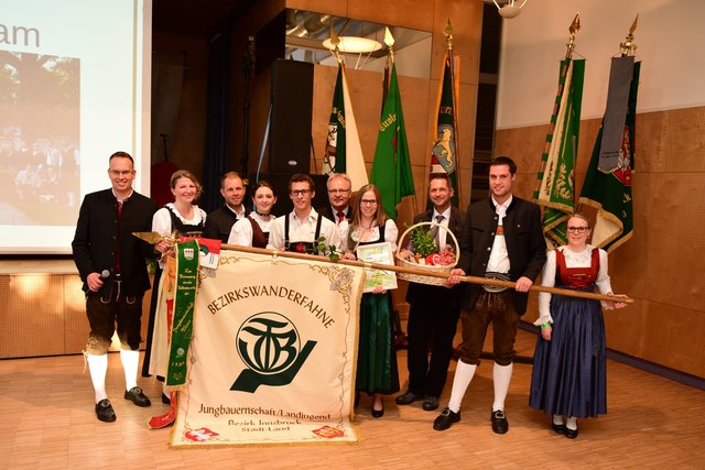 Die Jungbauernschaft/Landjugend aus Absam wurde mit der Bezirkswanderfahne ausgezeichnet! | Foto: JB/LJ