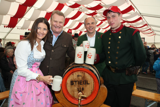 v.l. Alessandra und Heinrich Dieter Kiener, Braumeister Christian Pöpperl und der Gaißauer Moar Günther Fuschlberger