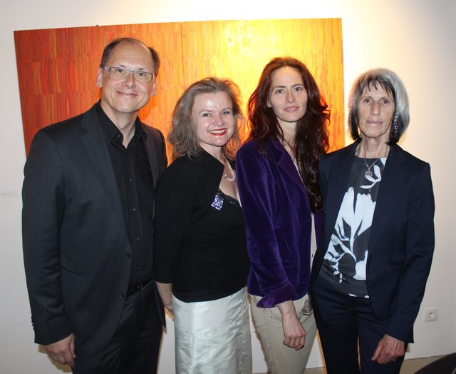 Galeristen Helmut Wöginger und Klaudia Granich im Bild mit Künstlerin Juliana Do und Traudi Singewald (Laudatio)
