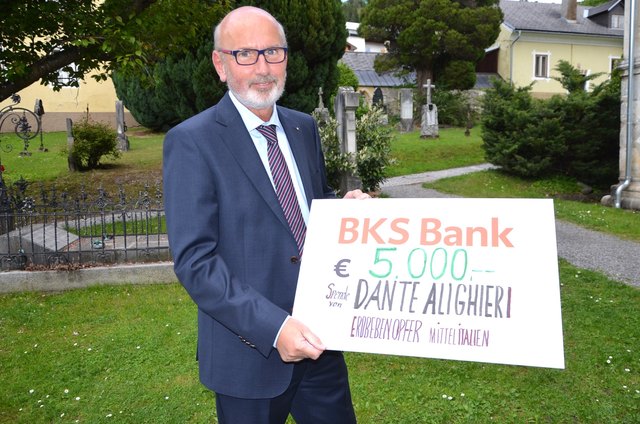 Bankdirektor Gottfried Kindler mit einem Scheck des Jubilars zugunsten der jüngsten Erdbebenopfer