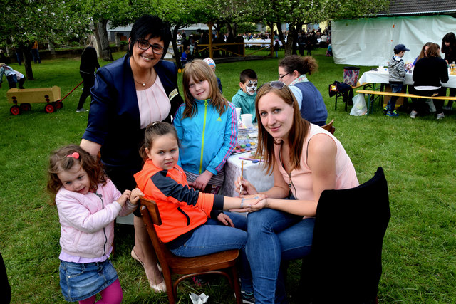 Festobfrau Marianne Hackl bei der Kinderschminkstation.