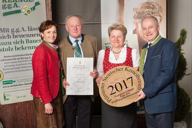 Eine Goldmedaille gab es für das Kürbiskernöl der Fam Hainzl-Jauk (v.l.) mit Bauernbund Vizepr. Maria Pein, Josef und Margarethe Jauk sowie LR. Hans Ök.-Rat Hans Seitinger