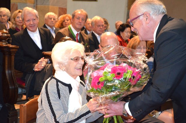 Gründungsmitglied Anna Sladek wird von Gert Thalhammer geehrt