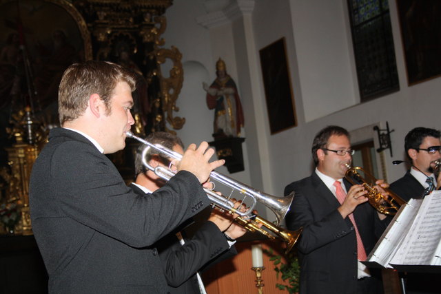 Unter der Leitung von Wilhelm Berghold (Bildmitte) spielt in der Fernitzer Kirche das Trompeten Consort Graz.