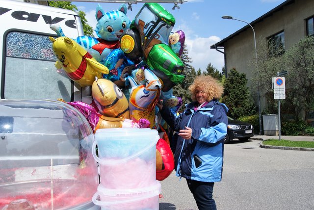 Zuckerwatte und bunte Luftballons von Ingrid Artner