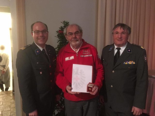 Bild (v.l.): Bezirksstellenleiter Mag. Thomas Hasenberger, Gerhard Wessely und Bezirksstellenleiter-Stv. Norbert Kaiser gratulierten ebenfalls im Rahmen des Festaktes zum Weltrotkreuztag.