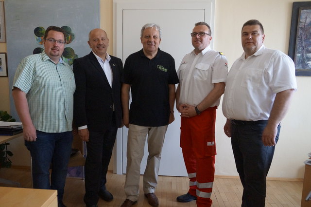 Im Bürgermeisterbüro: Werner Gutzar mit Stadträten und den Vertretern des Roten Kreuzes Fürstenfeld.