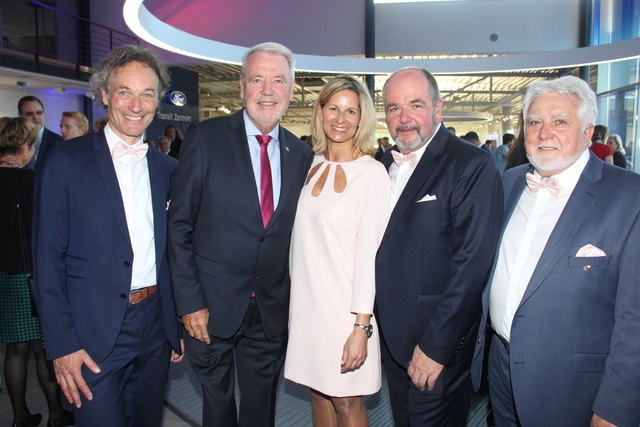 Große Feier: Helmut Edlinger, Klaus Schneeberger, Petra Czeczelits, Franz Czeczelits jr., Franz Czeczelits (v.l.). | Foto: Treibenreif-Laferl