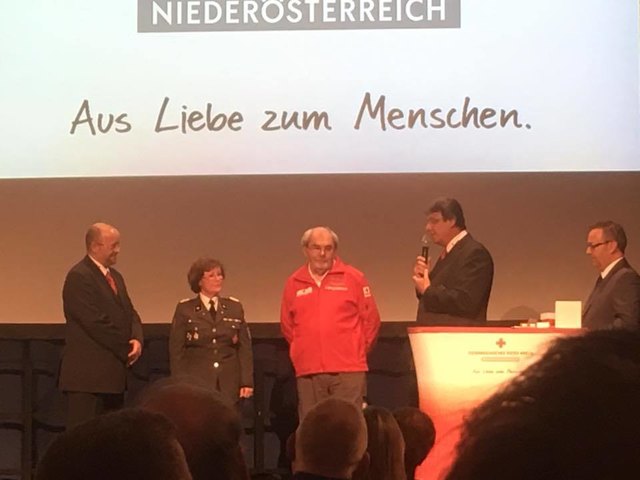 Präsident Josef Schmoll dankt Gerhard Wessely für seinen unermüdlichen Arbeitseinsatz um die Gesundheits- und sozialen Dienste im Roten Kreuz Niederösterreich.