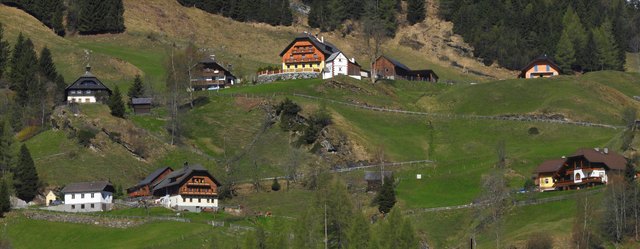 Eine Teilansicht von Reit in der hinteren Muhr. Die Höfe haben einen schönen Ausblick auf das Muhrtal nach Süden.